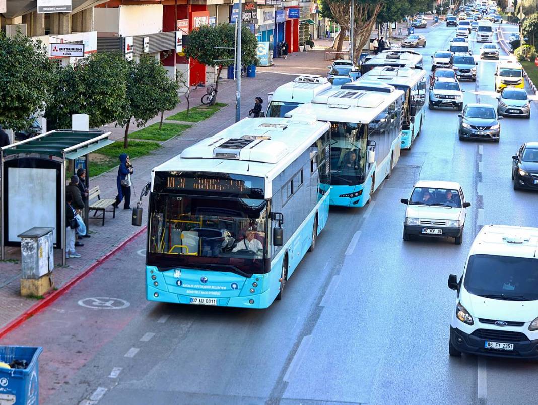 Büyükşehir belediyesinden o caddede otobüslere yeni uygulama! Trafik yoğunluğu yaşanınca baştan sona değiştirildi 6